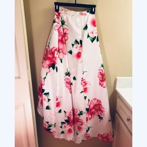 Skirts - White floral skirt. Skirts - White floral skirt.